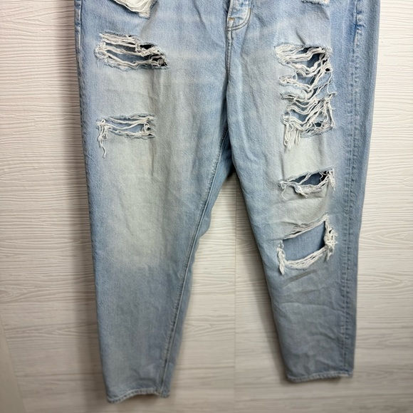 American Eagle 90s Slim Boyfriend Light Wash Jeans Size 16 - Picture 4 of 9